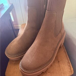 Women's Zip-Up Style Chelsea Platform Boot - Tan